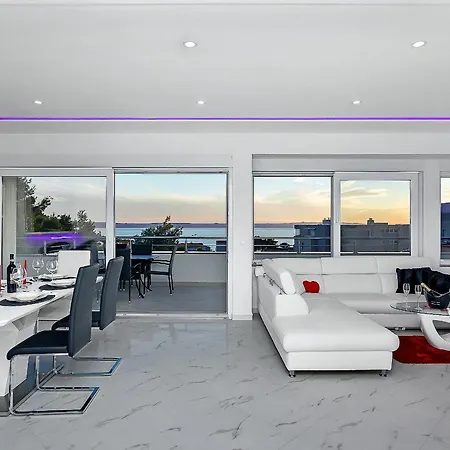 Penthouse Lush Apartment Makarska
