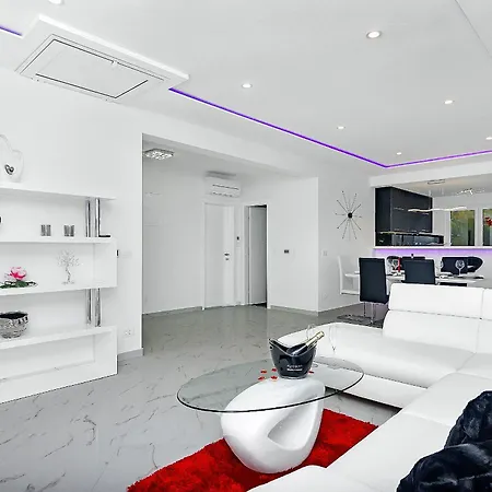 Apartment Penthouse Lush